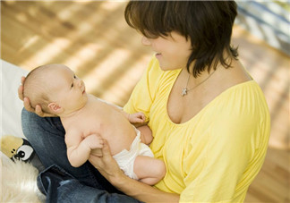 寶寶吃奶咬乳頭怎么辦 寶寶吃奶咬奶頭為什么