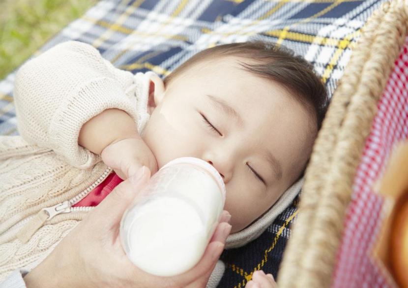 寶寶開始吃輔食如何喂奶 加輔食后怎么安排喂奶時間