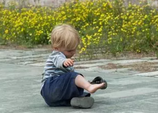 小孩睡覺摔下去檢查哪些部位 小孩睡覺怎么預(yù)防摔下去