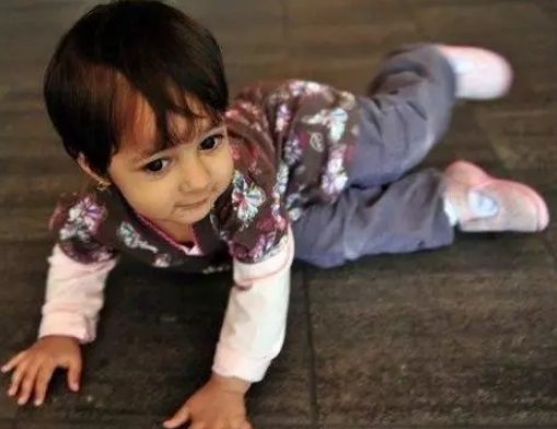 小孩睡覺摔下去檢查哪些部位 小孩睡覺怎么預(yù)防摔下去