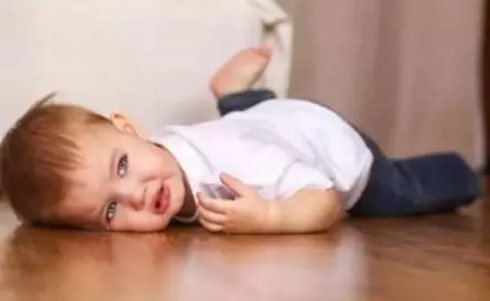 小孩睡覺摔下去檢查哪些部位 小孩睡覺怎么預(yù)防摔下去