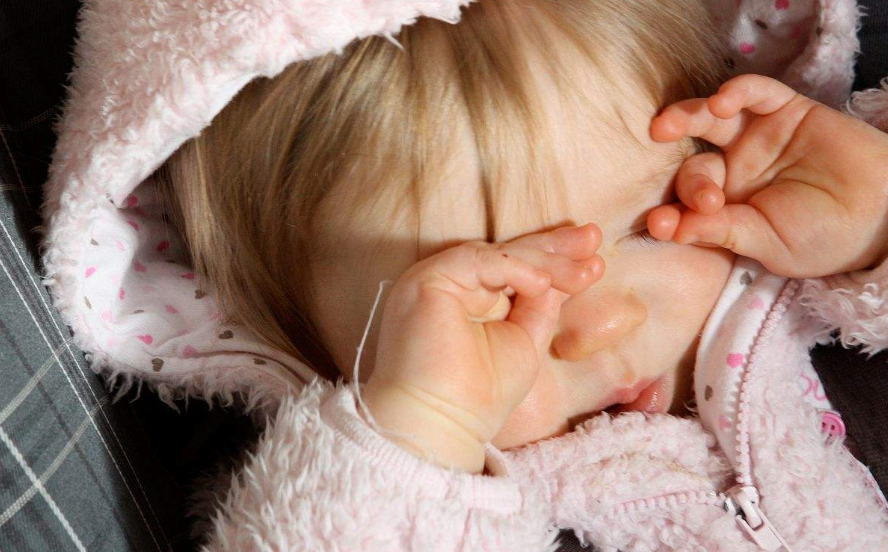 哪些原因導致寶寶經常揉眼睛 寶寶總是揉眼睛怎么辦 哪些原因導致寶寶經常揉眼睛 寶寶總是揉眼睛怎么辦