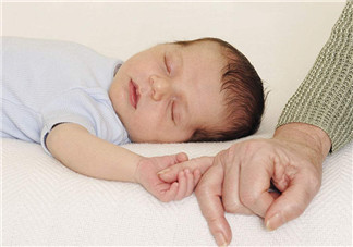 多汗的寶寶容易長痱子嗎 如何區分寶寶是不是長痱子