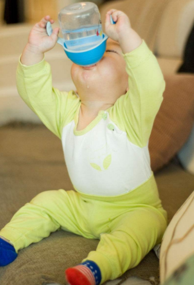 夏天可以給六個(gè)月大的寶寶喂水嗎 夏天六個(gè)月大寶寶喝水會(huì)怎么樣2018