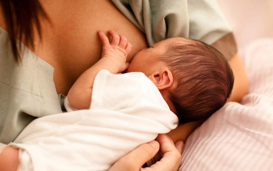 胸小就奶水少嗎 判斷奶水不足的標(biāo)準(zhǔn)是什么 胸小就奶水少嗎 判斷奶水不足的標(biāo)準(zhǔn)是什么