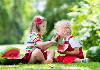 多大寶寶可以吃西瓜 1歲半之前不宜吃西瓜