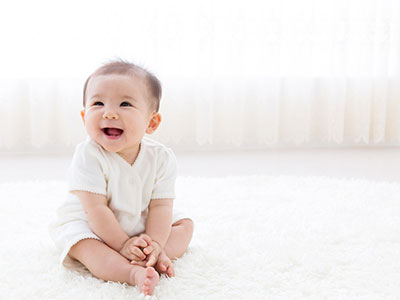 小寶寶如何使用防曬 先抹潤(rùn)膚露再抹防曬霜