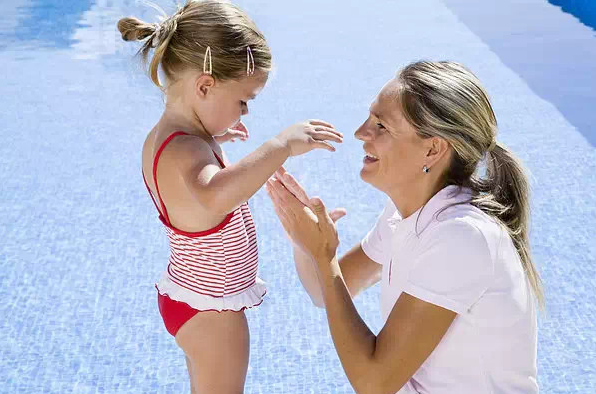 寶寶夏天曬傷了怎么辦 先緩解寶寶皮膚的灼熱感和疼痛感 寶寶夏天曬傷了怎么辦 先緩解寶寶皮膚的灼熱感和疼痛感