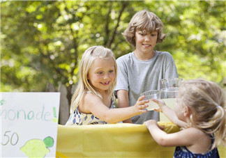 寶寶喜歡逛街的搞笑句子 2018孩子每天都要出去逛的幽默心情感慨