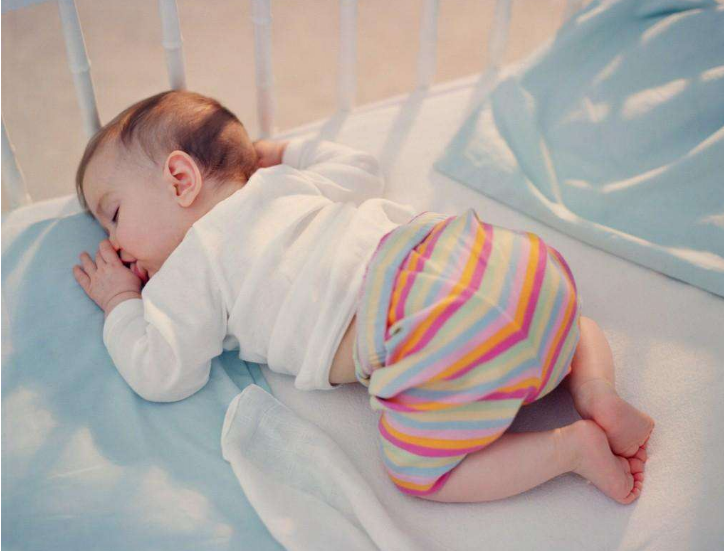 寶寶睡覺墜床了該怎么辦 應該怎么處理孩子墜床的危險