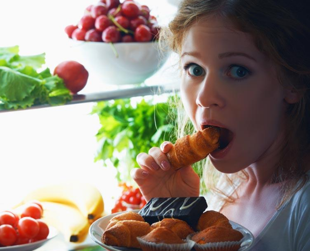 月經(jīng)期吃東西不會胖是真的嗎 月經(jīng)期間狂吃不胖什么原因 月經(jīng)期吃東西不會胖是真的嗎 月經(jīng)期間狂吃不胖什么原因