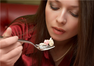 月經期吃東西不會胖是真的嗎 月經期間狂吃不胖什么原因