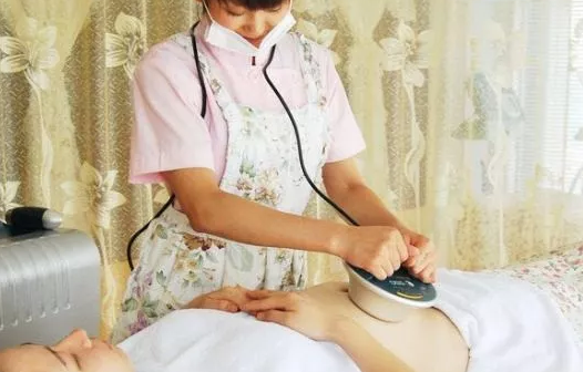 請月嫂好還是讓家人照顧 家人照顧坐月子好不好 請月嫂好還是讓家人照顧 家人照顧坐月子好不好