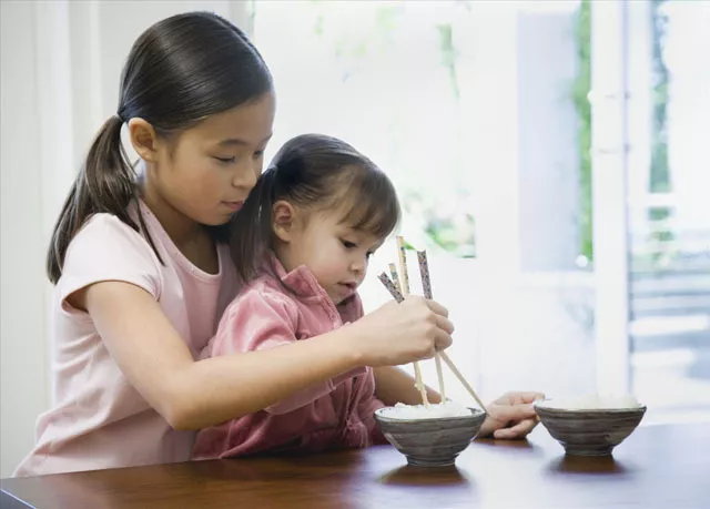 什么時候給孩子使用獨立餐具比較好 給孩子使用餐具最佳時間2018 什么時候給孩子使用獨立餐具比較好 給孩子使用餐具最佳時間2018