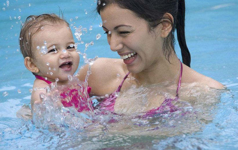曬嬰兒游泳視頻的心情說說 分享寶寶游泳視頻的句子短語