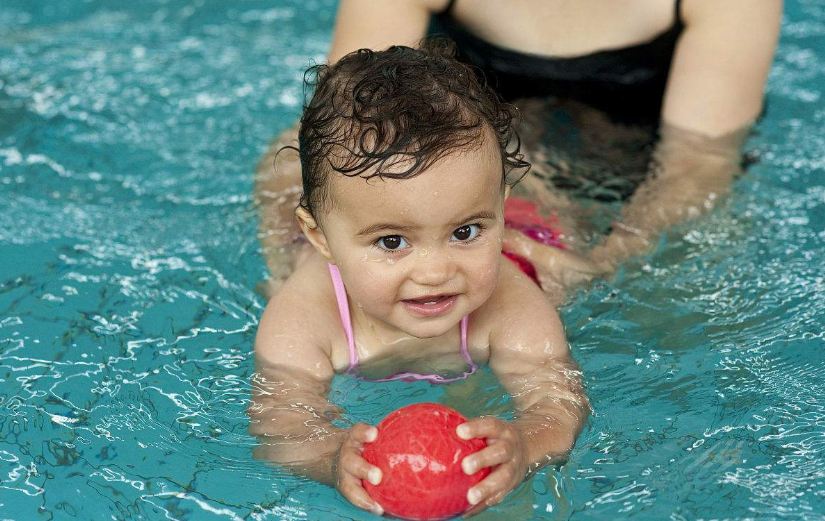 曬嬰兒游泳視頻的心情說說 分享寶寶游泳視頻的句子短語