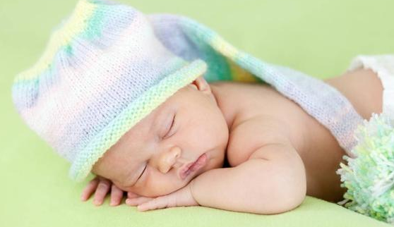 寶寶夏天出汗多怎么護理 白開水是最佳的補水飲料