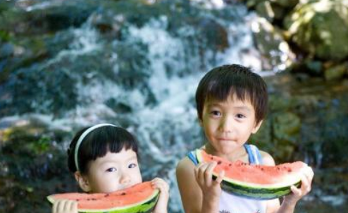 夏天寶寶拉肚子便便顏色怎么看 小孩便便太臭太多泡沫是什么原因