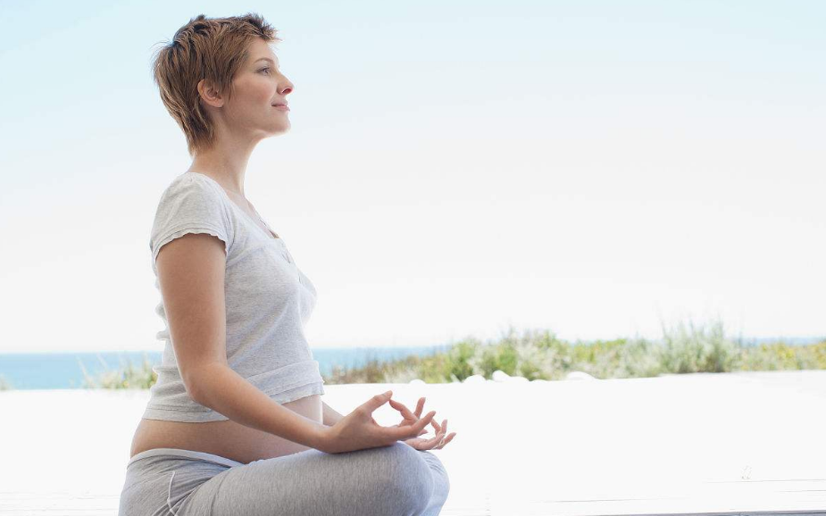 適合孕中期的瑜伽步驟 懷孕中期做瑜伽需要注意什么 適合孕中期的瑜伽步驟 懷孕中期做瑜伽需要注意什么