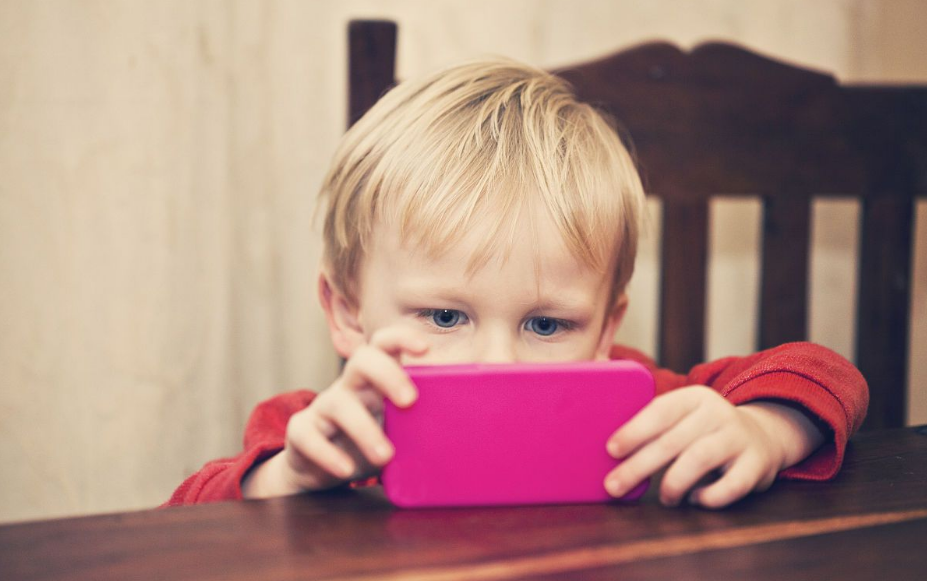 暑假孩子玩手機的時間太長怎么辦 孩子玩手機怎么管2018