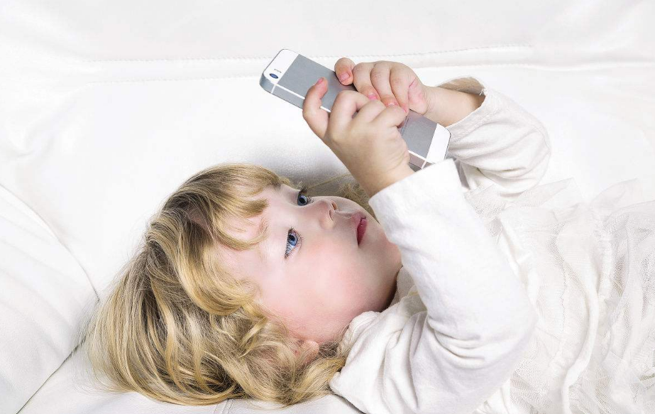 暑假孩子玩手機的時間太長怎么辦 孩子玩手機怎么管2018