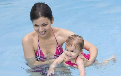 夏天寶寶游泳去哪合適2018 寶寶游泳館選擇注意什么