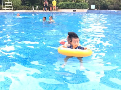 嬰兒游泳的開(kāi)心句子2018 曬寶寶游泳開(kāi)心的心情說(shuō)說(shuō)