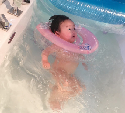 嬰兒游泳的開心句子2018 曬寶寶游泳開心的心情說說