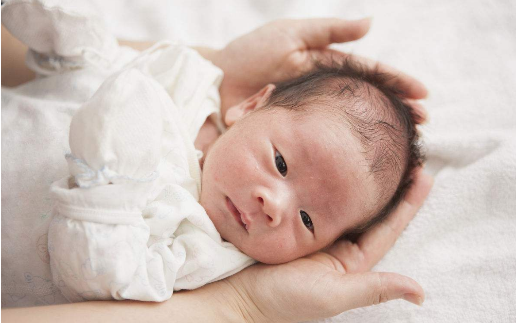 夏天坐月子寶寶穿什么 2018夏天新生兒可以穿短袖嗎