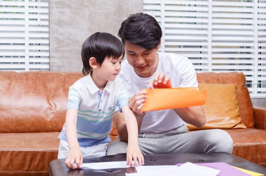 別人夸自己的孩子時候怎么回應(yīng)比較好 如何正確回應(yīng)夸孩子的人