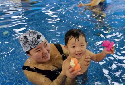 曬嬰兒游泳的說說2018 寶寶游泳快樂的句子心情 曬嬰兒游泳的說說2018 寶寶游泳快樂的句子心情