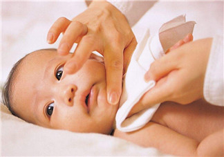 嬰兒痱子擦什么藥膏 寶寶夏季起熱痱子了用什么好的快 嬰兒痱子擦什么藥膏 寶寶夏季起熱痱子了用什么好的快