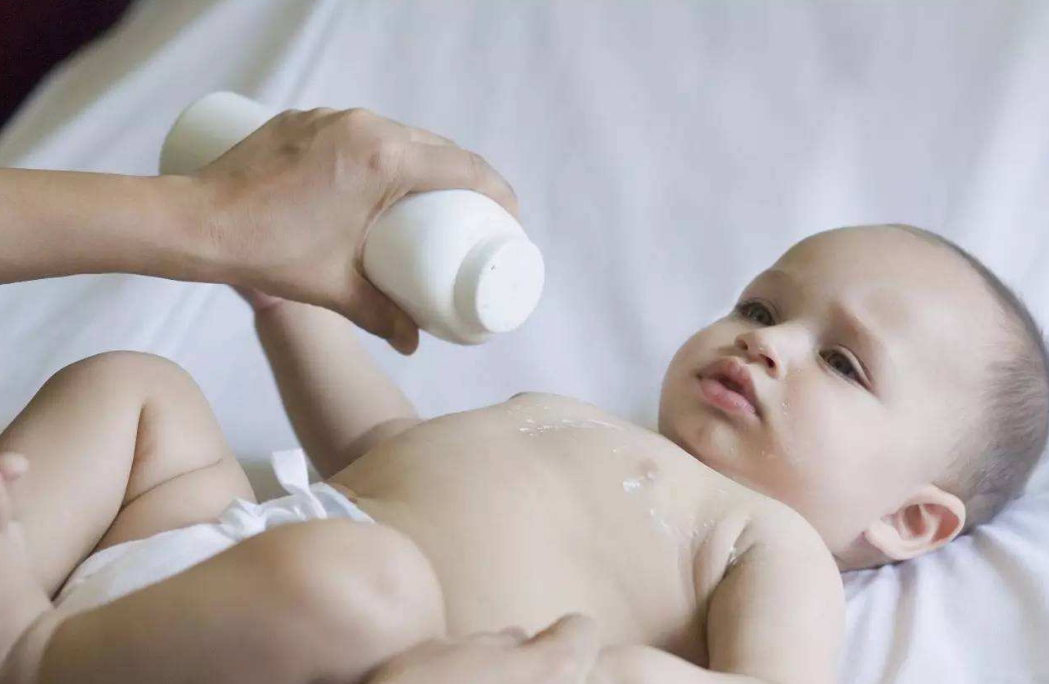 嬰兒痱子擦什么藥膏 寶寶夏季起熱痱子了用什么好的快 嬰兒痱子擦什么藥膏 寶寶夏季起熱痱子了用什么好的快