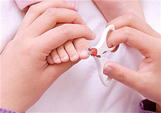 新生兒多大可以剪指甲 新生兒剪指甲正確方法圖解2018