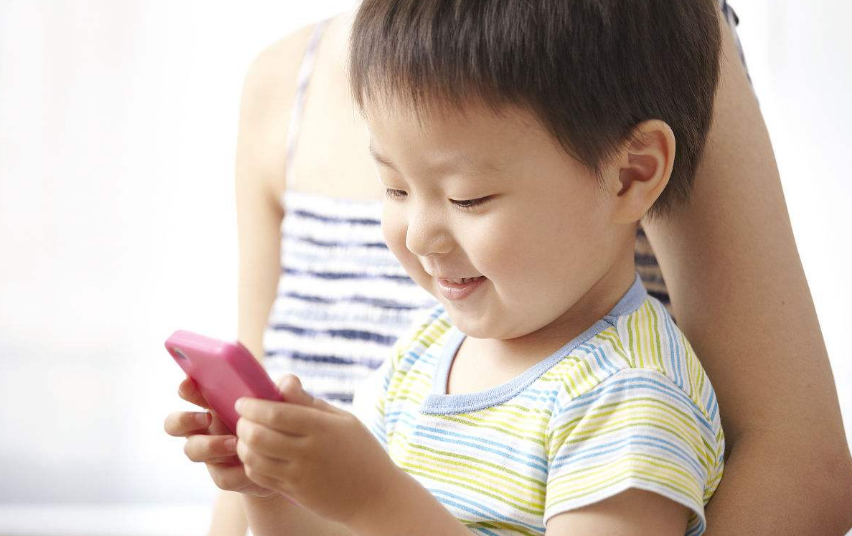 孩子心情不好為什么不能用手機(jī)哄 孩子玩手機(jī)有哪些危害2018