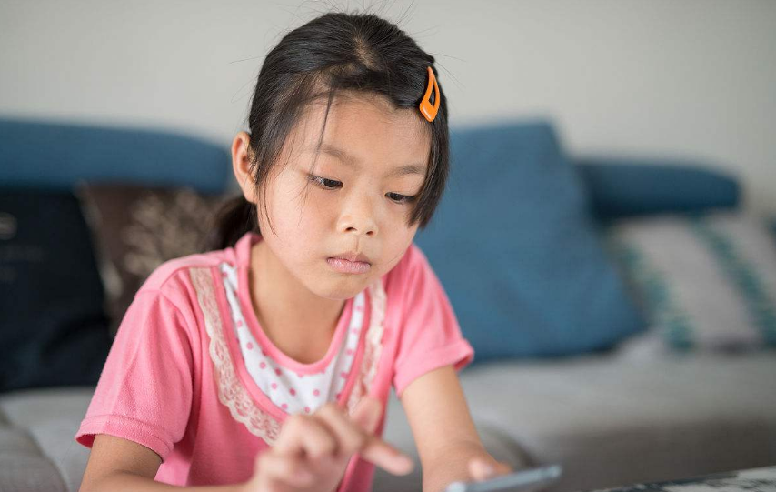 孩子心情不好為什么不能用手機(jī)哄 孩子玩手機(jī)有哪些危害2018