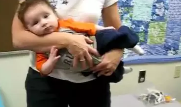 寶寶喜歡歪脖子家長怎么抱 寶寶歪脖子治療方法2018