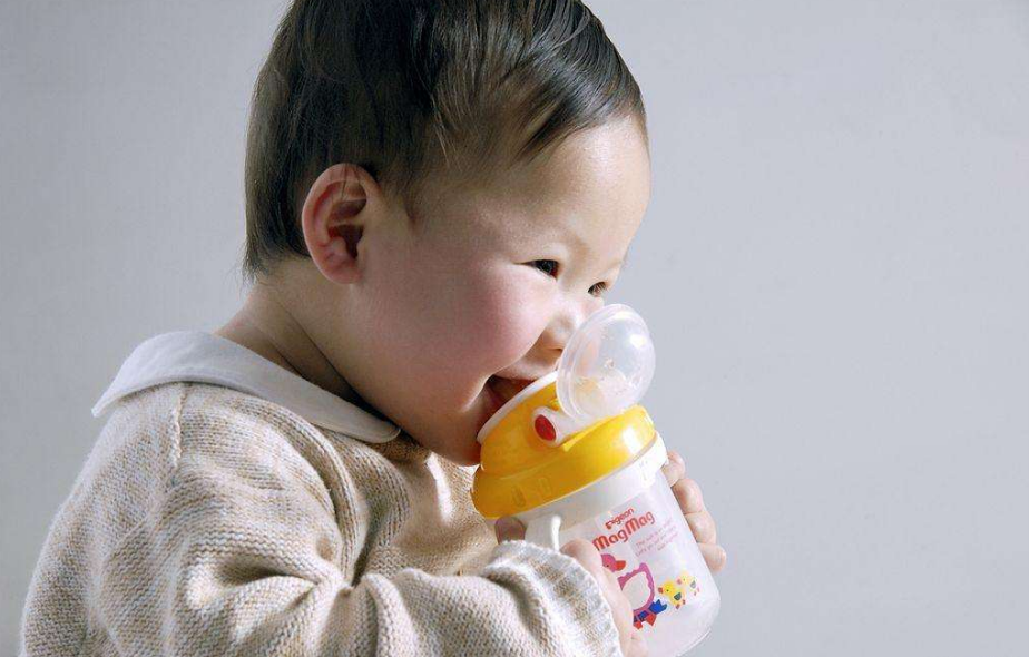 孩子每天喝多少水比較好 孩子每天飲用水量建議2018