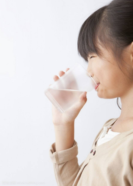 孩子每天喝多少水比較好 孩子每天飲用水量建議2018