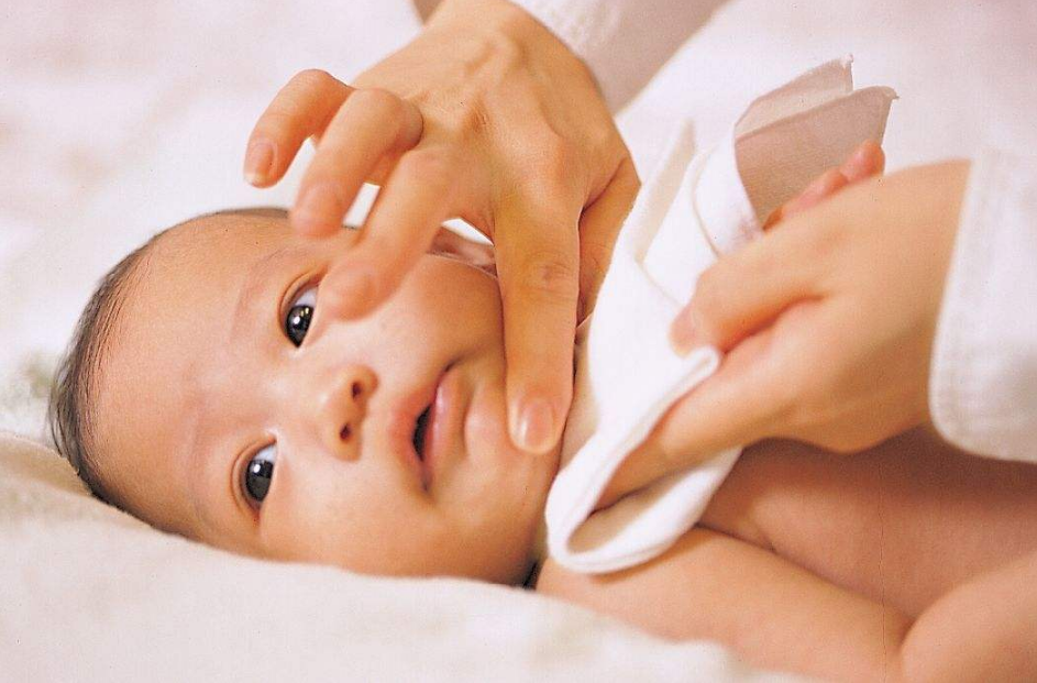 寶寶長痱子心疼的心情說說 寶寶哭得叫人心疼的句子感慨 寶寶長痱子心疼的心情說說 寶寶哭得叫人心疼的句子感慨