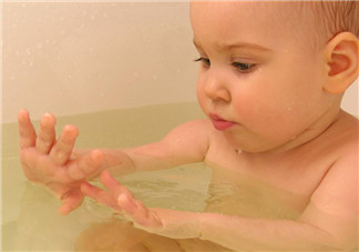 夏天寶寶洗澡開心的心情說(shuō)說(shuō) 小孩洗澡快樂(lè)的句子朋友圈 夏天寶寶洗澡開心的心情說(shuō)說(shuō) 小孩洗澡快樂(lè)的句子朋友圈