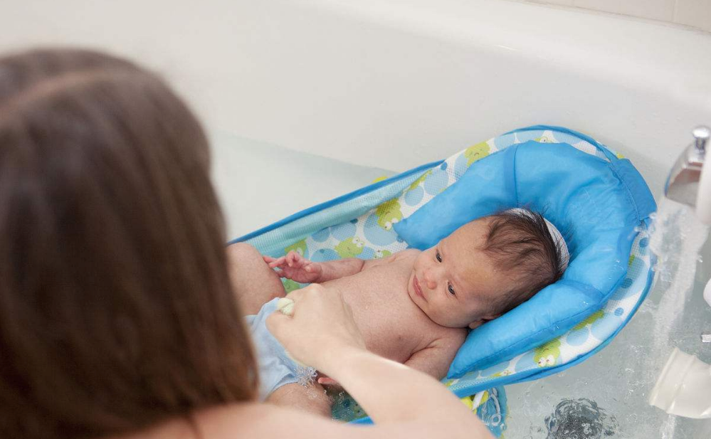 新生兒第一次洗澡怎么洗 新生嬰兒如何用海綿洗澡