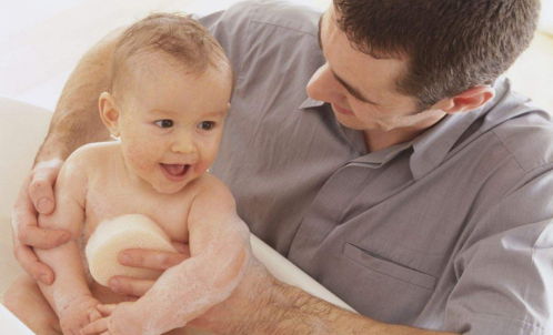 新生兒第一次洗澡怎么洗 新生嬰兒如何用海綿洗澡