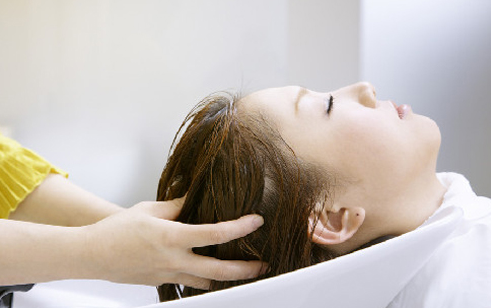 坐月子洗頭頭疼怎么辦 坐月子新媽媽正確洗頭方法2018 坐月子洗頭頭疼怎么辦 坐月子新媽媽正確洗頭方法2018