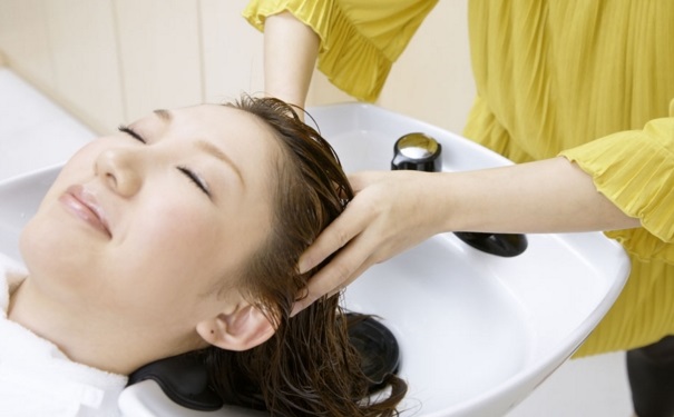 坐月子洗頭頭疼怎么辦 坐月子新媽媽正確洗頭方法2018 坐月子洗頭頭疼怎么辦 坐月子新媽媽正確洗頭方法2018