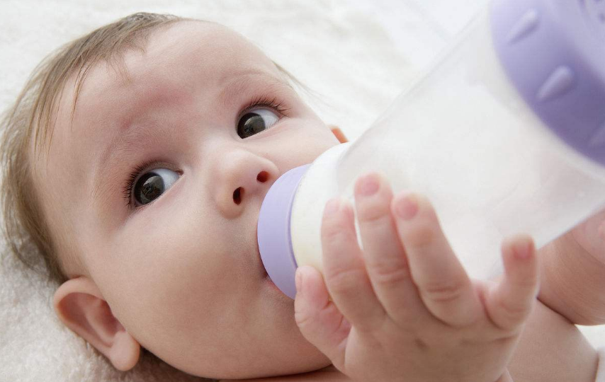 新生兒喂奶粉量及次數是多少 新生兒應該喂多少奶粉2018 新生兒喂奶粉量及次數是多少 新生兒應該喂多少奶粉2018