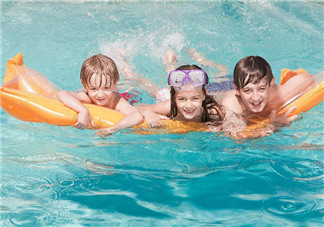 如何選擇孩子游泳場地 帶孩子游泳需要注意什么