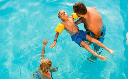 如何選擇孩子游泳場地 帶孩子游泳需要注意什么
