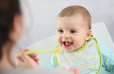瘦寶寶增重的方法2018 怎么讓哄喂寶寶愛上吃飯