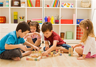 家長應該給孩子怎樣的愛 把自己當作孩子一樣地陪孩子玩耍